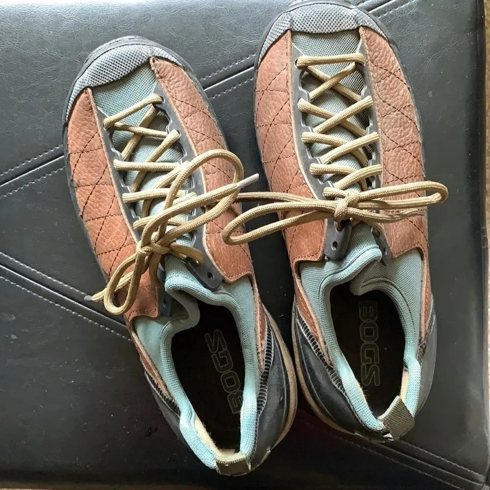 EUC MEN’S SIZE 8 WATERPROOF LACE-UP OSMOSIS LO MT BOGS